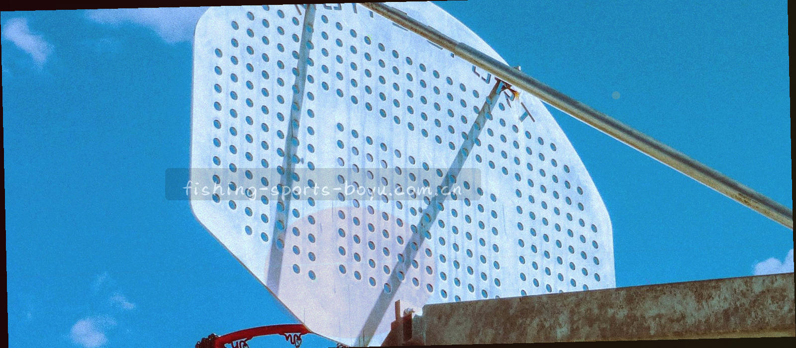 临海办公空间里并排的工作台与显示器轮廓，蓝灰主调，画面中没有人物特写